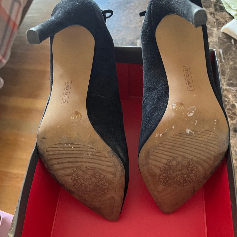VINCE CAMUTO BLACK SUEDE HIGH HEEL PUMPS "CARISSAH" W BOW ACCENT & CUTOUT - Picture 6 of 9